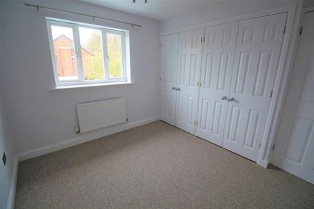 4 bedroom detached house to rent - Photo 2