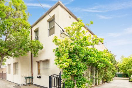 Spacious Top Floor Unit in the Heart of Dulwich Hill - Photo 2