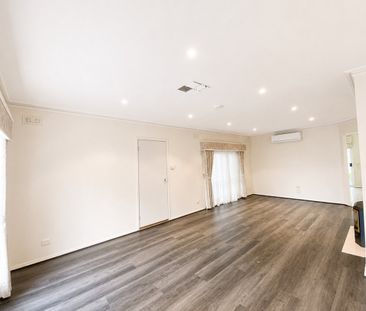 5-bedroom home with pool in Kialla Lakes - Photo 3
