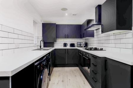 7 Beds 2 Baths - Photo 5