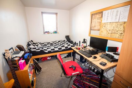 4 Bed Flat, Mulberry Court, SO14 - Photo 2