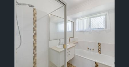 Move-In Ready - Fresh paint, carpet and curtains! - Photo 5