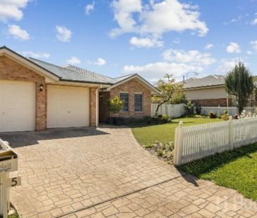 Spacious Three Bedroom House - Photo 3