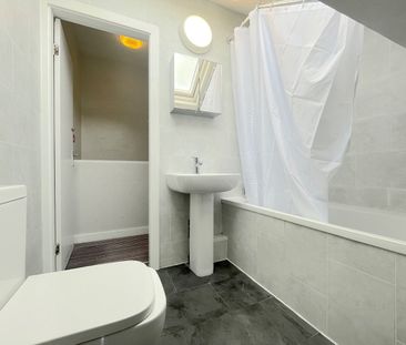 Room in a Shared House, Beechwood View, LS4 - Photo 1