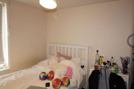 5 bedroom semi-detached house to rent - Photo 2