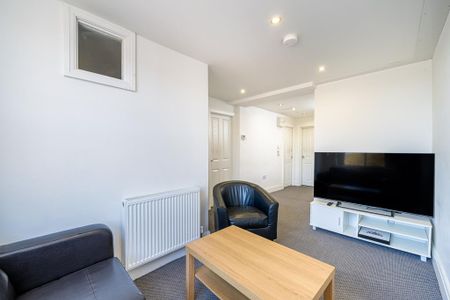 3 bedroom flat to rent - Photo 4