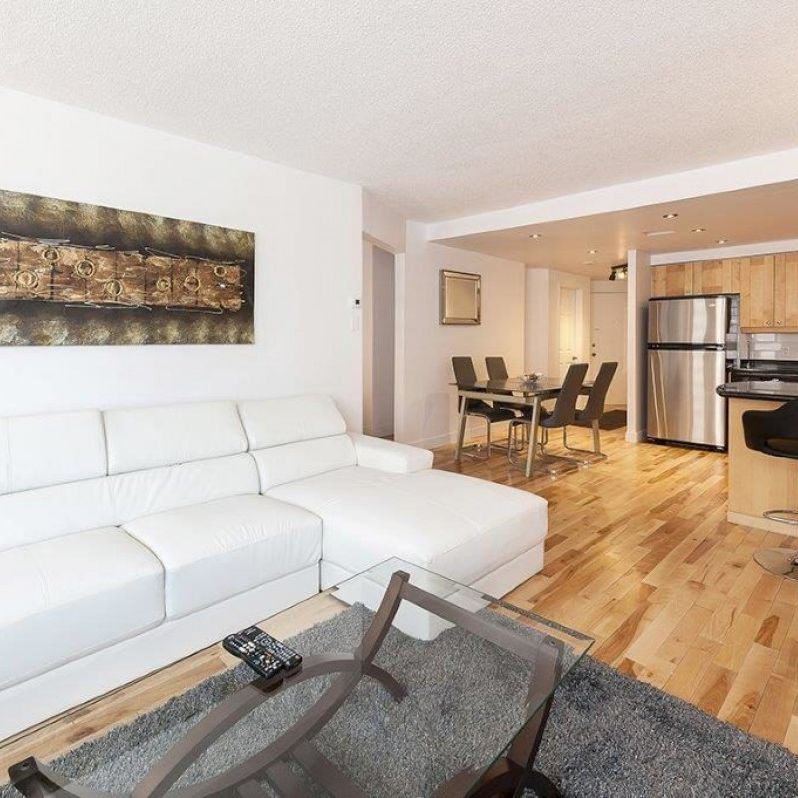 Spacieux appartement de deux chambres entièrement meublé,situé au cœur du centre-ville de Montréal - Photo 1