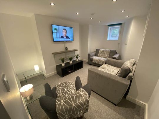 Silver Royd Hill (Room 5), Armley, Leeds - Photo 1