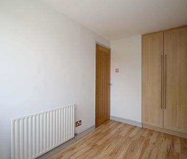 2 bedroom end of terrace house to rent - Photo 3