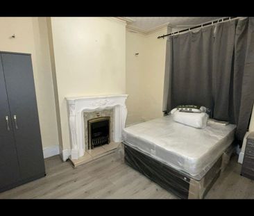 Room in a Shared House, Warren Road, B8 - Photo 2