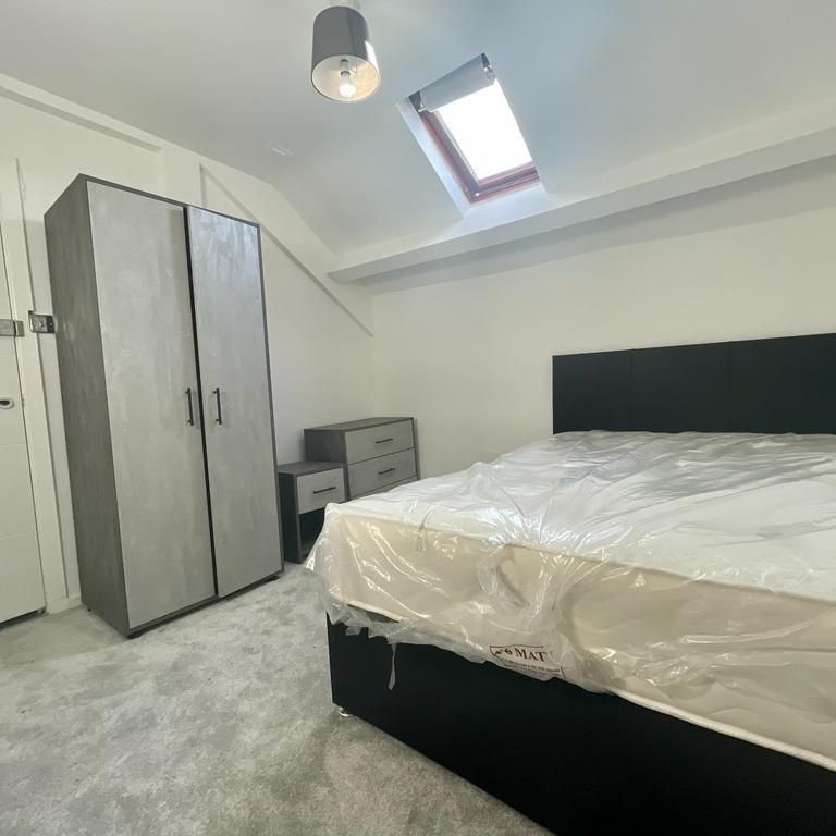 1 bedroom in a flat share to rent - Photo 1