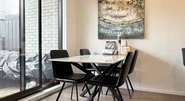 ONE minute walk to Westgate Shopping Centre! - Photo 1