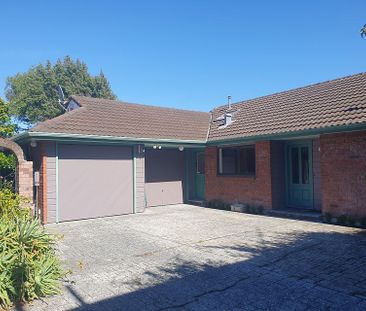 Lovely private 3 bdrm, Dbl Garage Home, L/Hutt - Photo 3