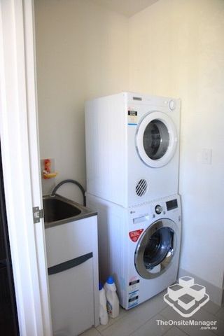 Immaculate 3 Bedroom, 3 bathroom, 2 story town house - Photo 5