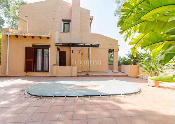 A house with a garden and a swimming pool for a long time to rent in Altea Hills