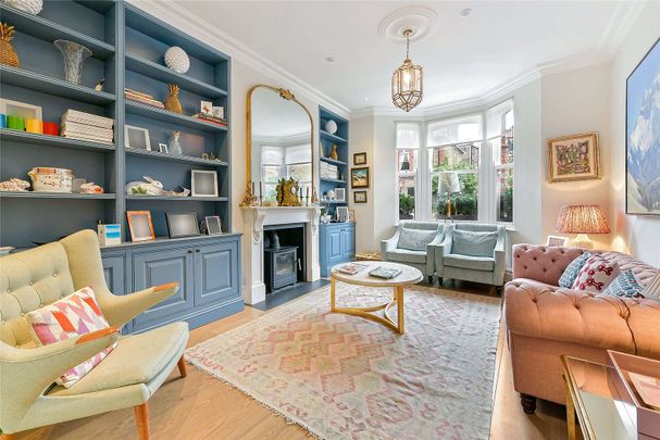 A sensational five bedroom family house situated on this popular residential street close to Battersea Park. - Photo 1