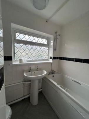 Dee Lane, Newcastle-Under-Lyme, ST5 - Photo 1