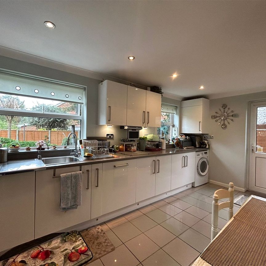 All Saints Rise, Warfield All Saints Rise, Warfield - Photo 2