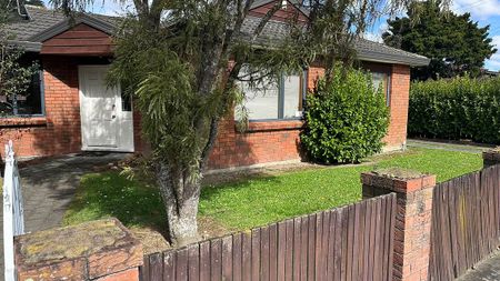 Beautiful 3 bedroom close to everything - Photo 3