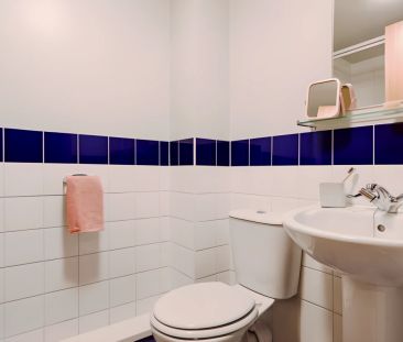 Extra Large Ensuite: Three Bed Flat - Photo 5