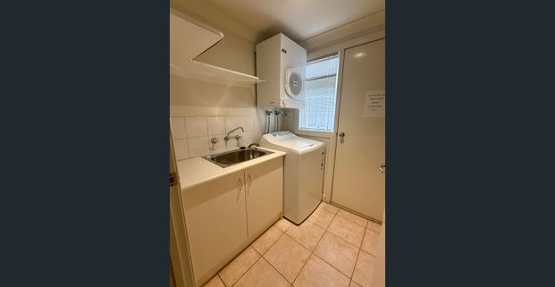 Spacious single-level townhouse in a prime lifestyle location - Photo 1