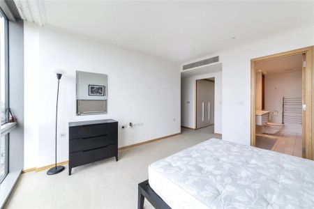 2 bedroom flat in London - Photo 3