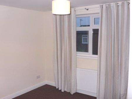 Cottingley Crescent, Cottingley, West Yorkshire, LS11 - Photo 4