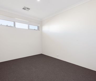 Modern Coastal Elegance - Photo 6