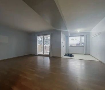 Beautiful 3 bedroom main level Fourplex suite at Tuxedo | 123 32 Av... - Photo 1