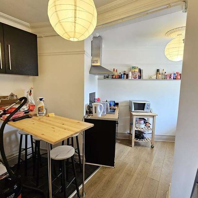 4 bedroom flat to rent - Photo 1