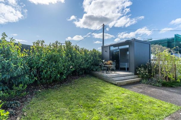 Classic Kiwi Design - Modernised kitchen with 3 + 1 bedrooms (bonus of purpose-designed sleepout) - Photo 1
