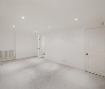 3 bedroom flat to rent - Photo 4