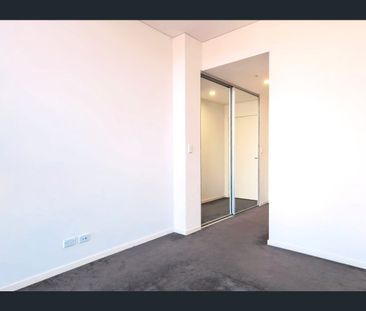 Modern One Bedroom One Bathroom Apartment NOW LEASING!!! - Photo 2