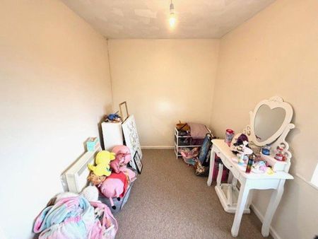 3 bedroom flat to rent - Photo 4