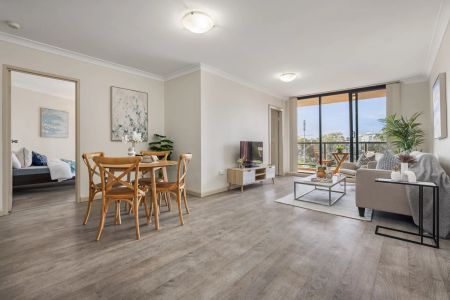 Apartment boasts luxury & convenience - Photo 2