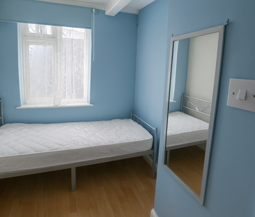 1 bedroom in a house share to rent - Photo 4