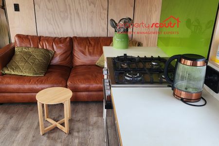 Fully furnished one bedroom tiny home - Photo 4