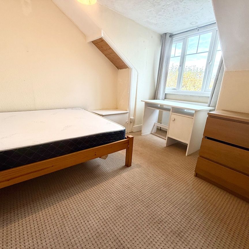 2 Bed Flat, Streathbourne Road, SW17 - Photo 1