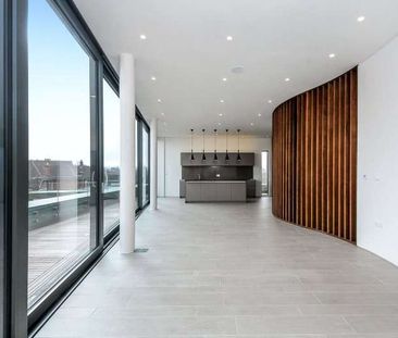 Offering high specification throughout, this penthouse apartment in... - Photo 1