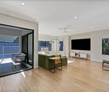 Spacious Poolside Family Home – Fully Furnished - Photo 4