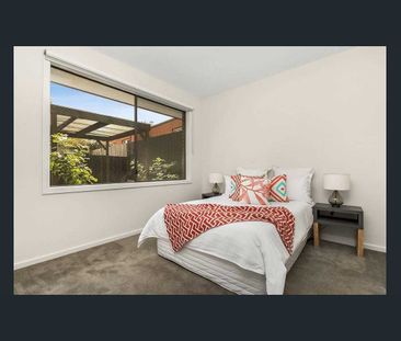 Modern Two-Bedroom Townhouse in a Prime Oak Park Location - Photo 1