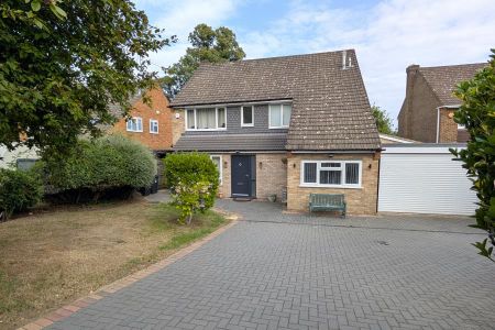 Orchard Mains, Woking - 4 bedrooms Property for lettings - Seymours - Photo 3