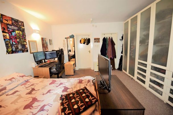 1 bedroom Flat in Hyde Park Terrace, Leeds - Photo 1