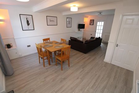 House - End Terrace For Rent Vale Terrace, Tredegar - Photo 2