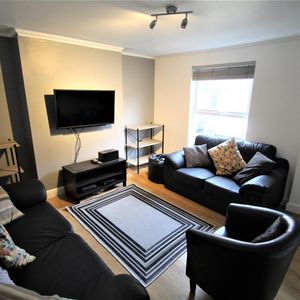 6 bedroom terraced house to rent - Photo 2