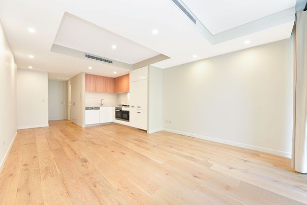 Prime Location, Modern One Bedroom Apartment - Photo 1