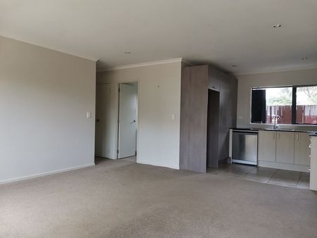 2 Bedroom standalone house in Te Atatu Peninsula - Photo 5