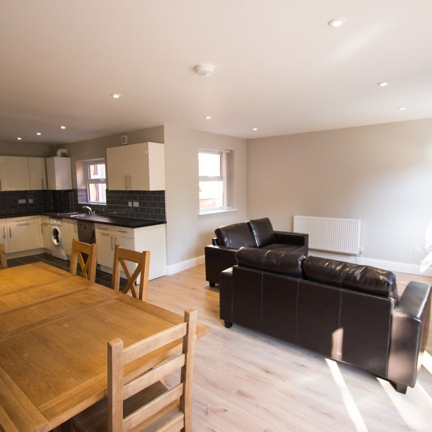 8 Bed Semi-Detached House, Carlton Road, SO15 - Photo 1