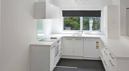 Modern Three Double Bedroom Home - Photo 2