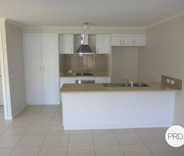 IMMACULATE TOWNHOUSE - Photo 2